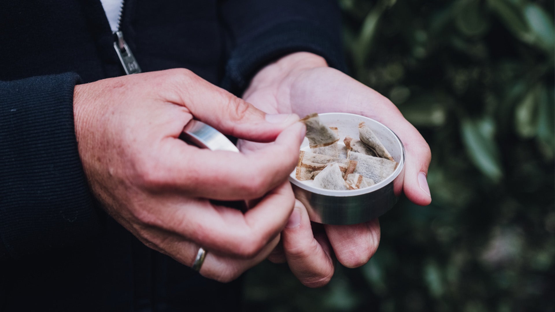 Nicotine Pouches vs Snus: What's the difference? | Alternix